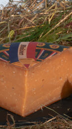 Stück Bröckel-Gouda mit Tyrosinkristallen auf einer Käseplatte