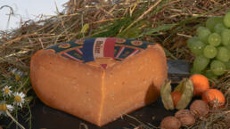 Stück Bröckel-Gouda mit Tyrosinkristallen auf einer Käseplatte